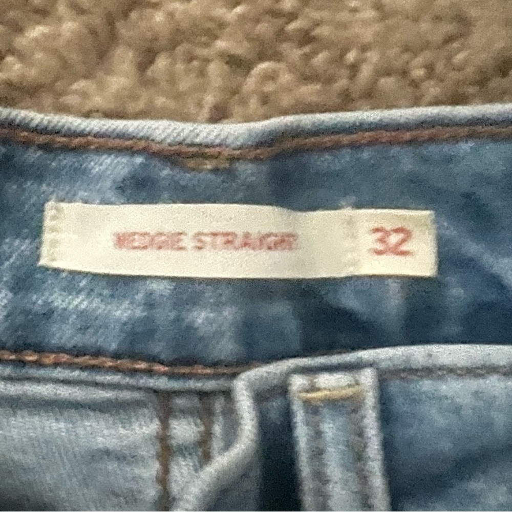 Levi's Wonen’s Relaxed Fit Distressed Blue Jeans - Picture 4 of 5